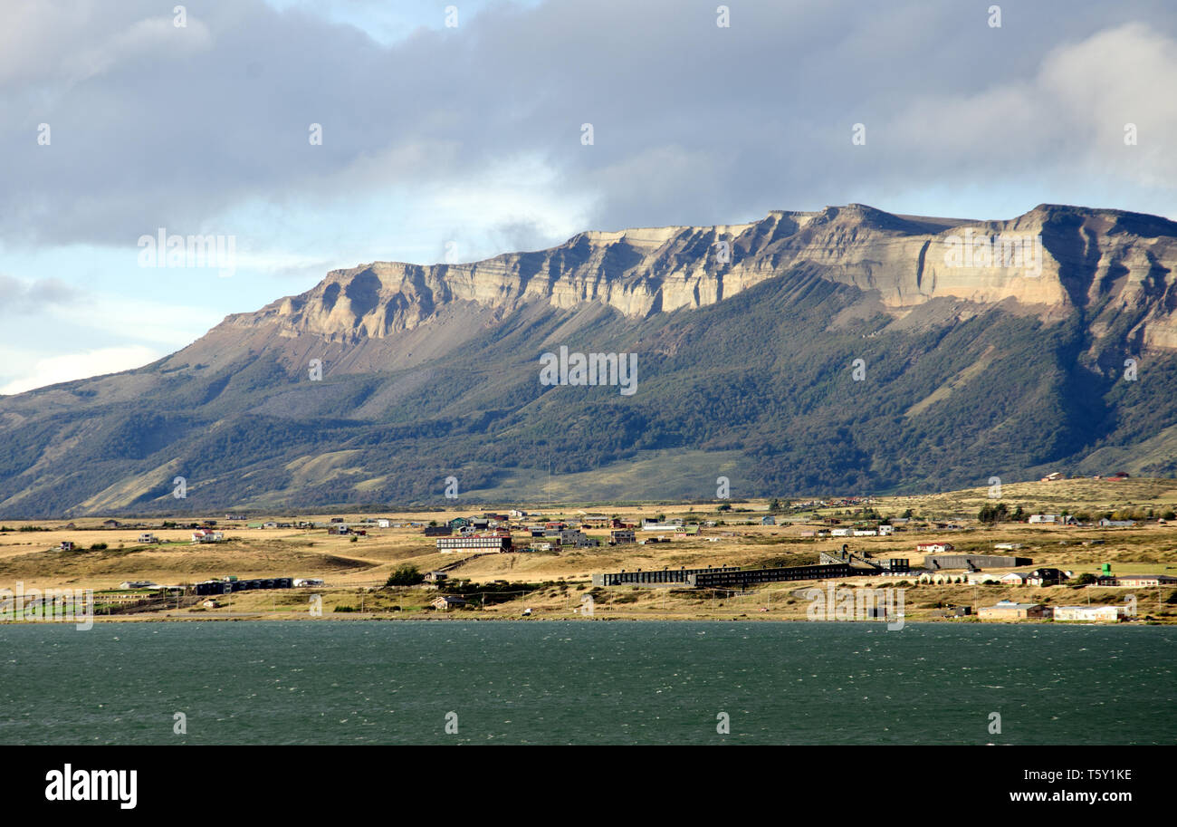 Una pianura schermato dalle scogliere di montagna nella periferia di Puerto Natales nel sud del Cile Foto Stock