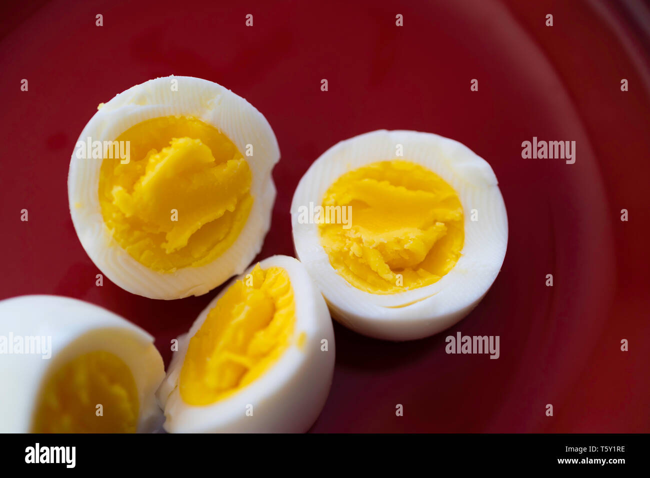 Le uova sode tagliate a fette in 2 con pepe e sale Foto Stock