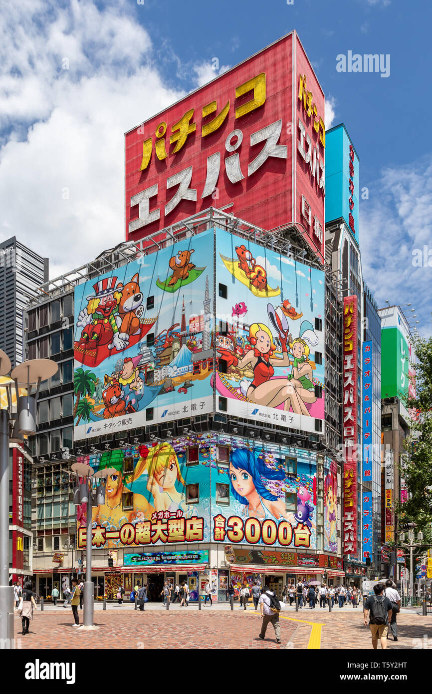 In stile anime di cartelloni e Pachinko E-Space Nittaku segno sulla costruzione, Shinjuku, Tokyo, Giappone Foto Stock