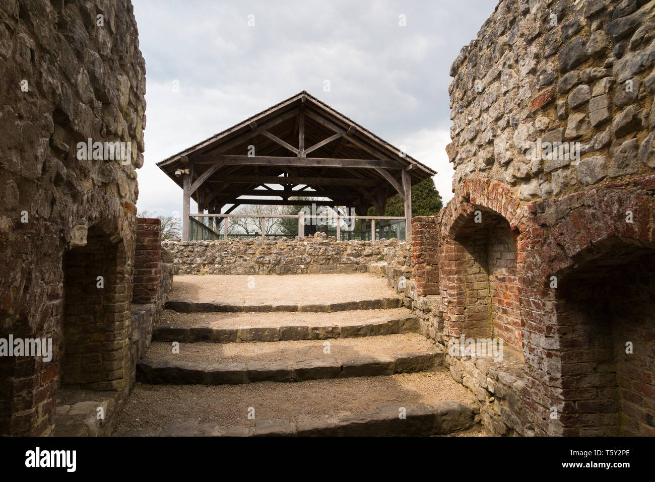 Passaggi poco profonda che conduce dal Gatehouse in La Motte / cortile di Farnham Castle. La struttura del tetto che è visibile copre l'originale Norman mastio quadrato che si estende la metropolitana ad un pozzo profondo. Farnham, Surrey, Inghilterra UK (108) Foto Stock