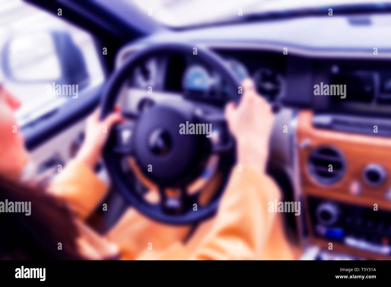Immagine sfocata di interni auto con la donna la guida. Cruscotto. Blur,  sfocati sullo sfondo di trasporto. La guida all'interno dell'auto. Bokeh  sfondo luminoso Foto stock - Alamy