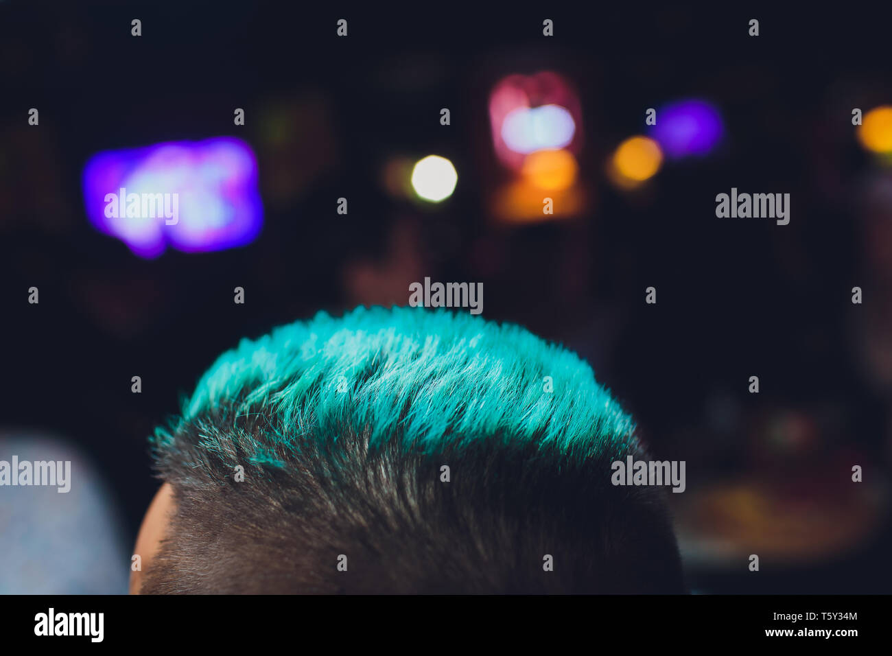 L Uomo Turchese Peli Capelli Blu Vicino Foto Stock Alamy