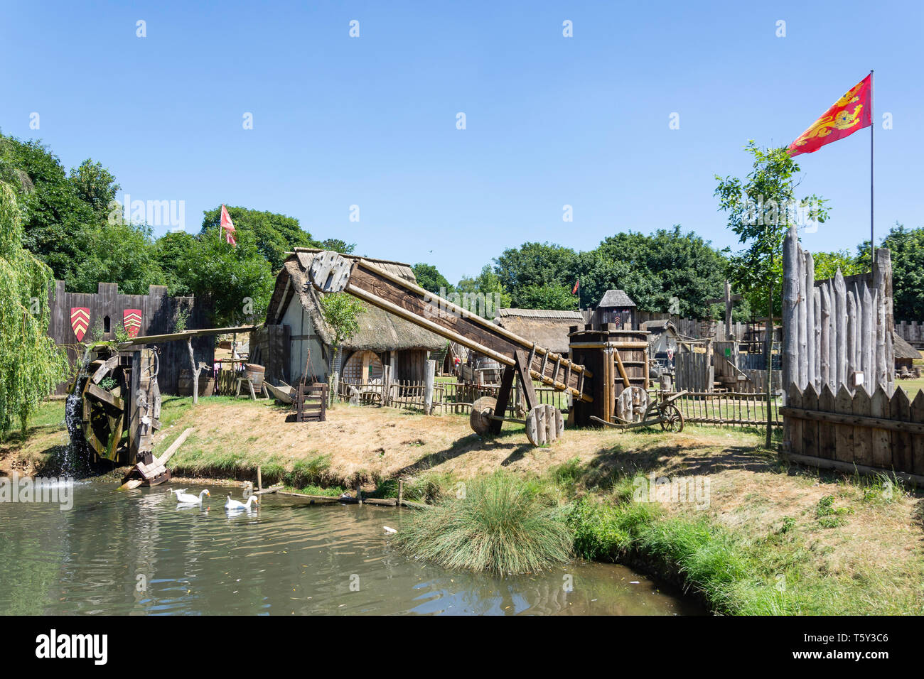 Carp Pond e sgabello ducking al Castello di Mountfitchet, Stansted Mountfitchet, Essex, Inghilterra, Regno Unito Foto Stock