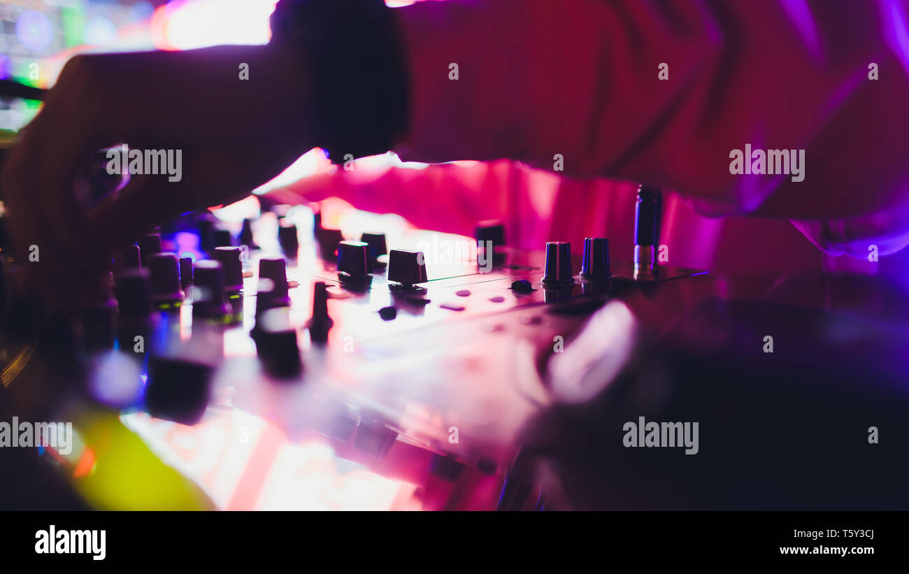 Le mani di DJ mix di tracce sul giradischi digitale e software sul computer portatile con il software di mixaggio professionale.disc jockey riprodurre musica show. Foto Stock