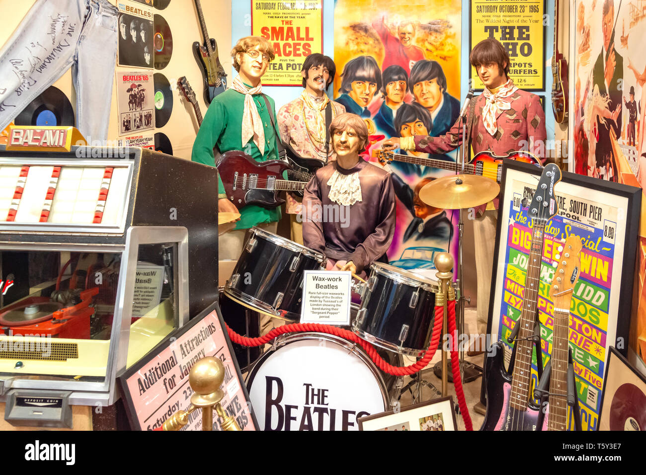 I Beatles 60's Rock & Roll display nel Museo del giocattolo, Castello di Mountfitchet, Stansted Mountfitchet, Essex, Inghilterra, Regno Unito Foto Stock