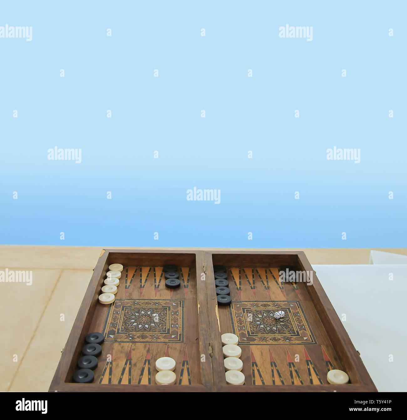 Mobili d'antiquariato in legno Backgammon Gioco isolato vicino alla piscina. Immagine di stock. Foto Stock