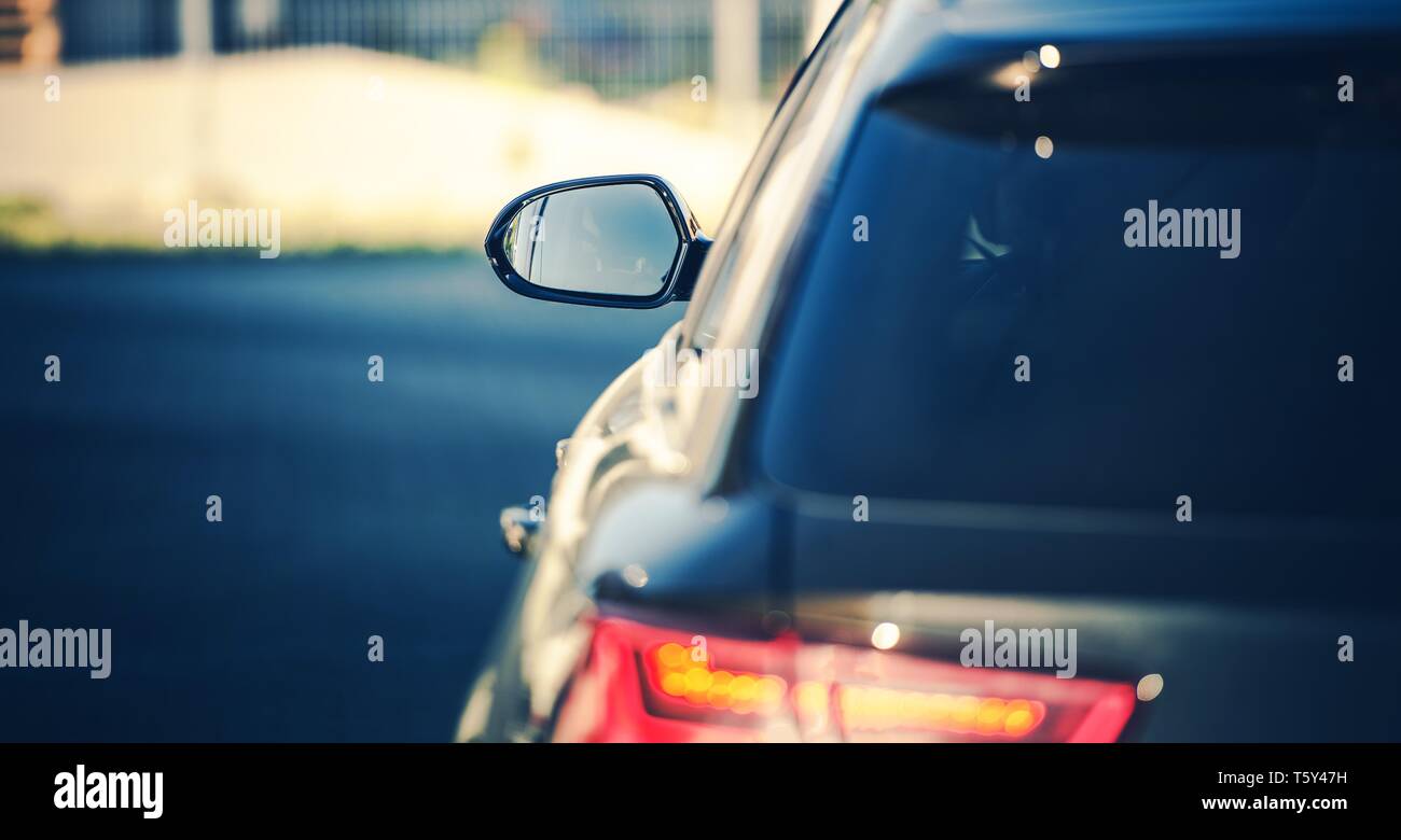 Moderno a veicolo in marcia. La profondità di campo di una foto in primo piano. Tema automobilistico. Foto Stock