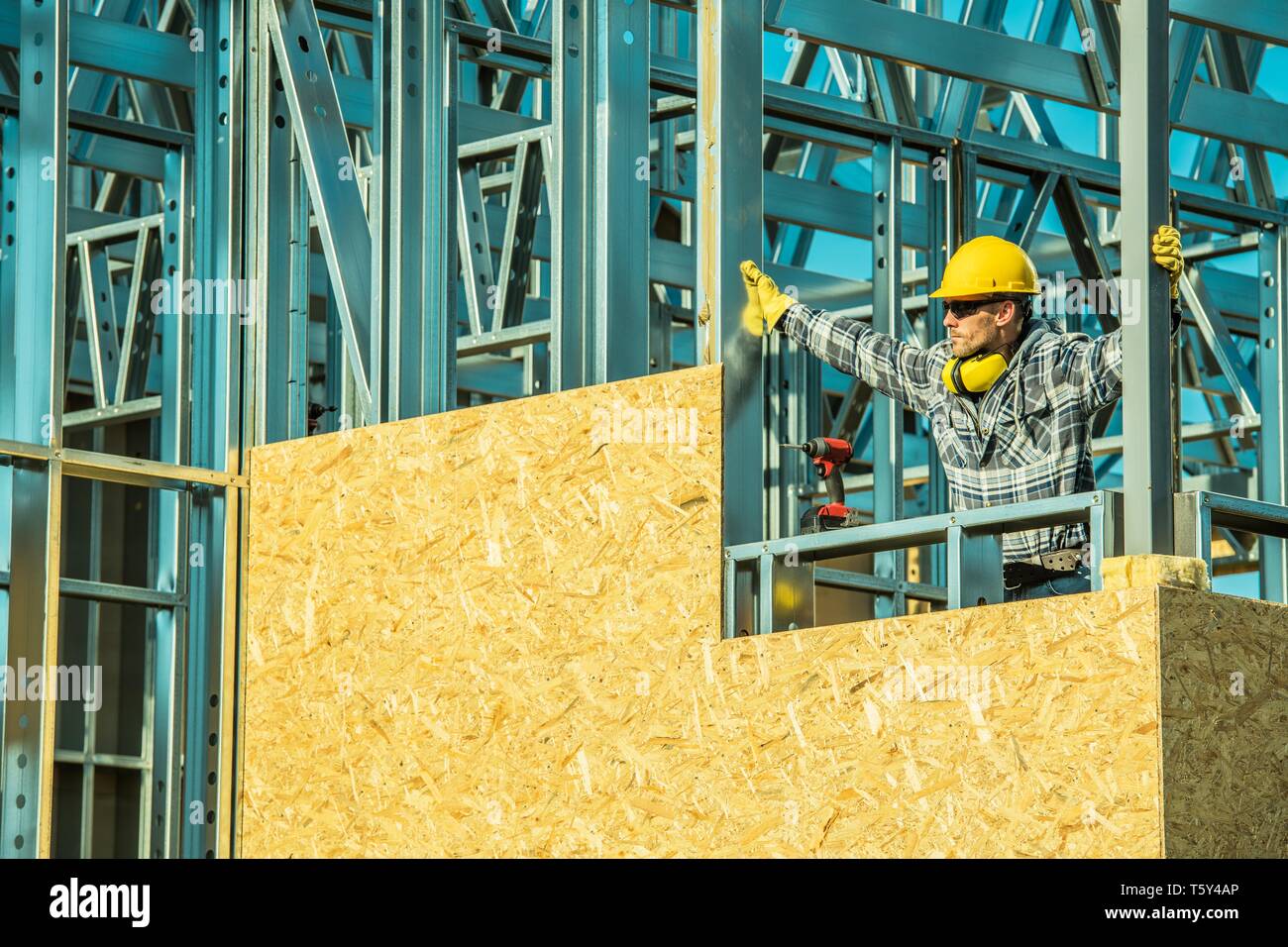Caucasian lavoratore edile su uno appena sviluppato scheletro Telaio in acciaio Costruzione. Concetto industriale. Foto Stock