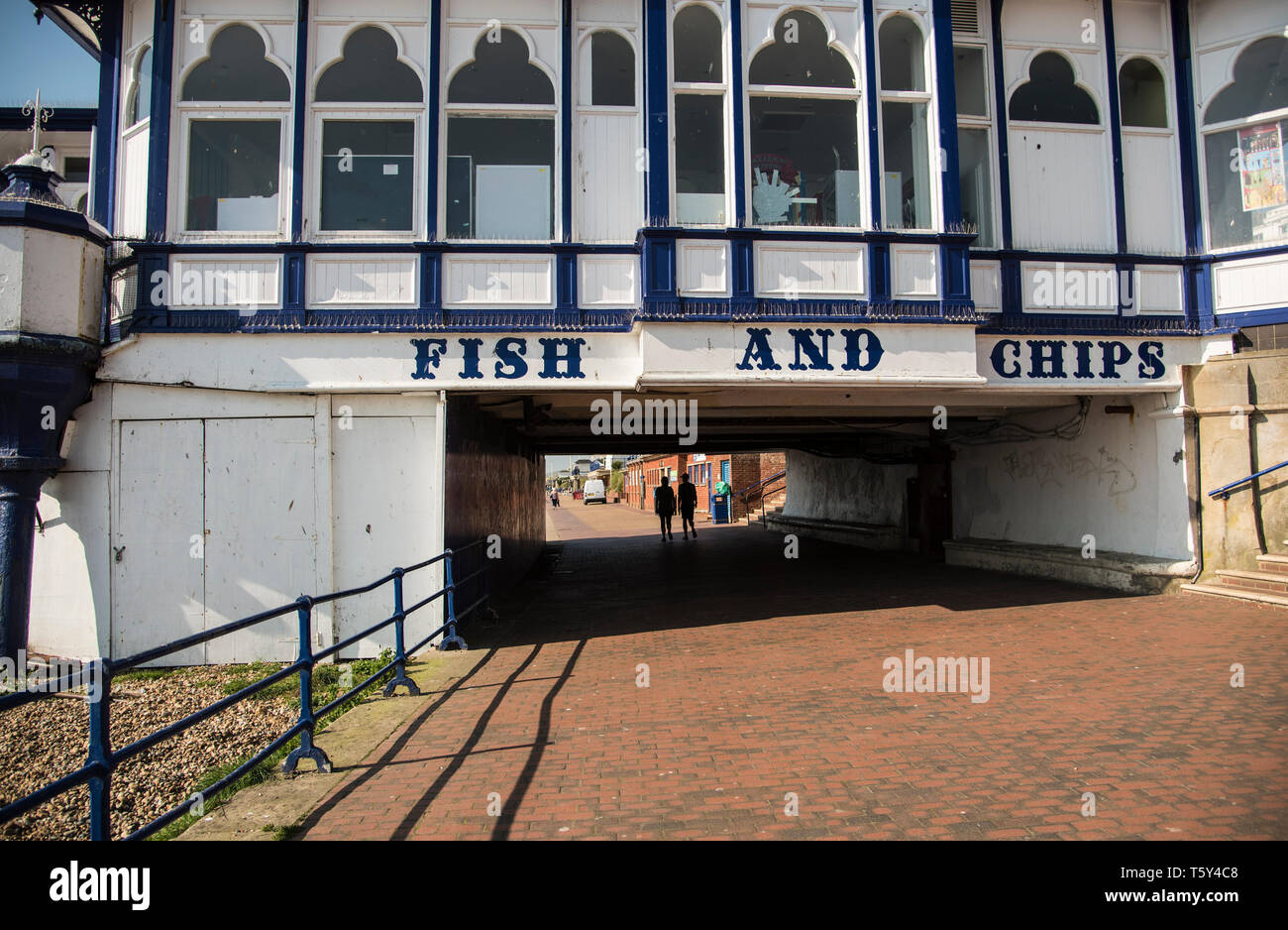 Pesce e segno di chip sul Eastbourne Pier sopra la promenade East Sussex England Regno Unito Foto Stock
