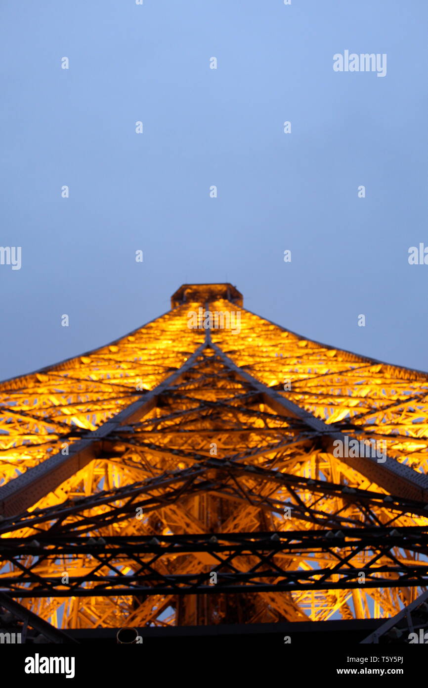 Vista della Torre Eiffel a Parigi illuminata di notte Foto Stock