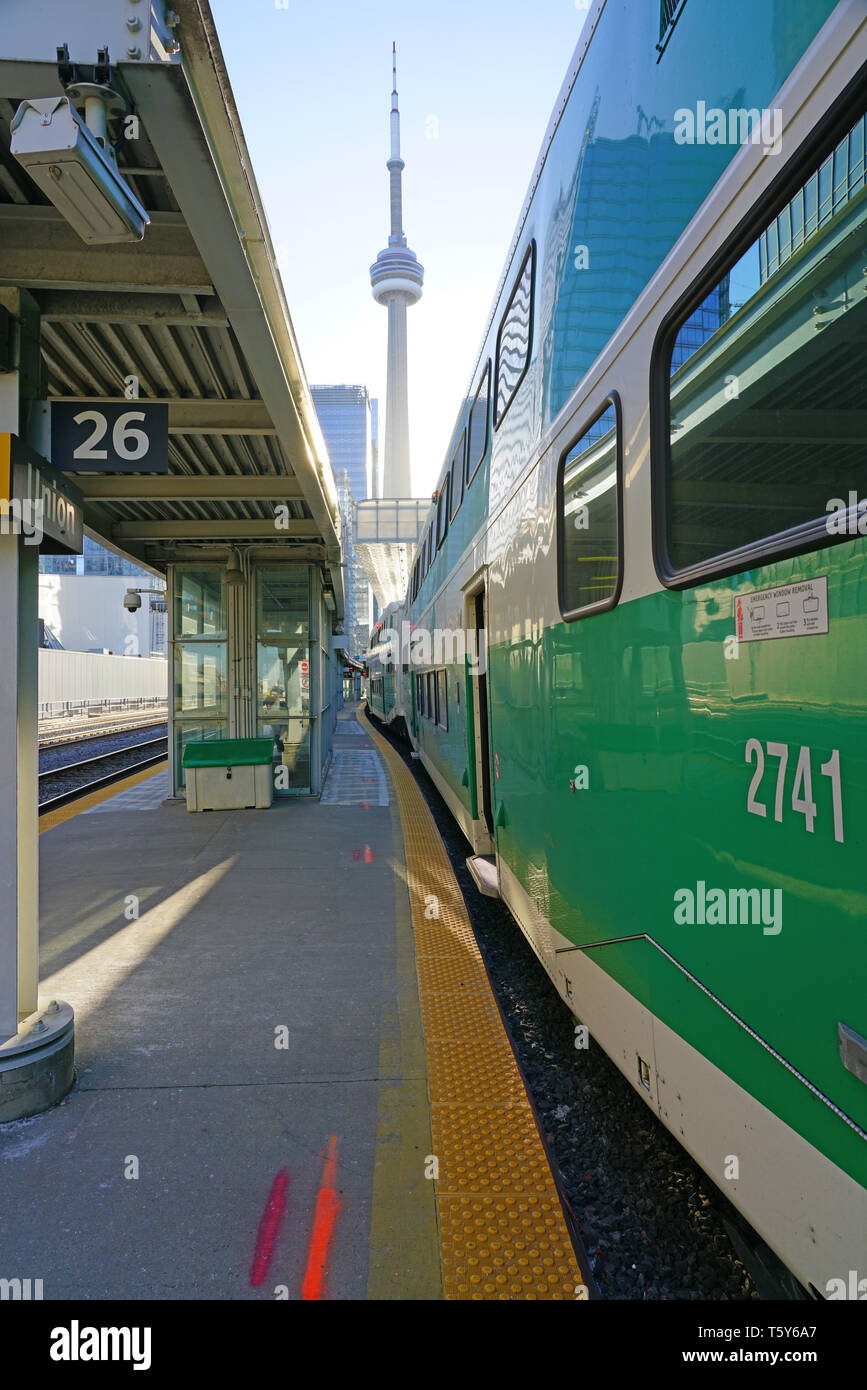 TORONTO, Canada -26 MAR 2019- vista sul verde e bianco vai transito treni pendolari presso la Union Station nel centro cittadino di Toronto, Ontario, Canada. Foto Stock