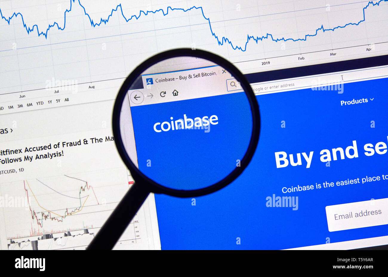 MONTREAL, Canada - 26 Aprile 2019: Coinbase cryptocurrency beni digitali di Exchange e il logo home page su uno schermo portatile sotto la lente di ingrandimento. Foto Stock