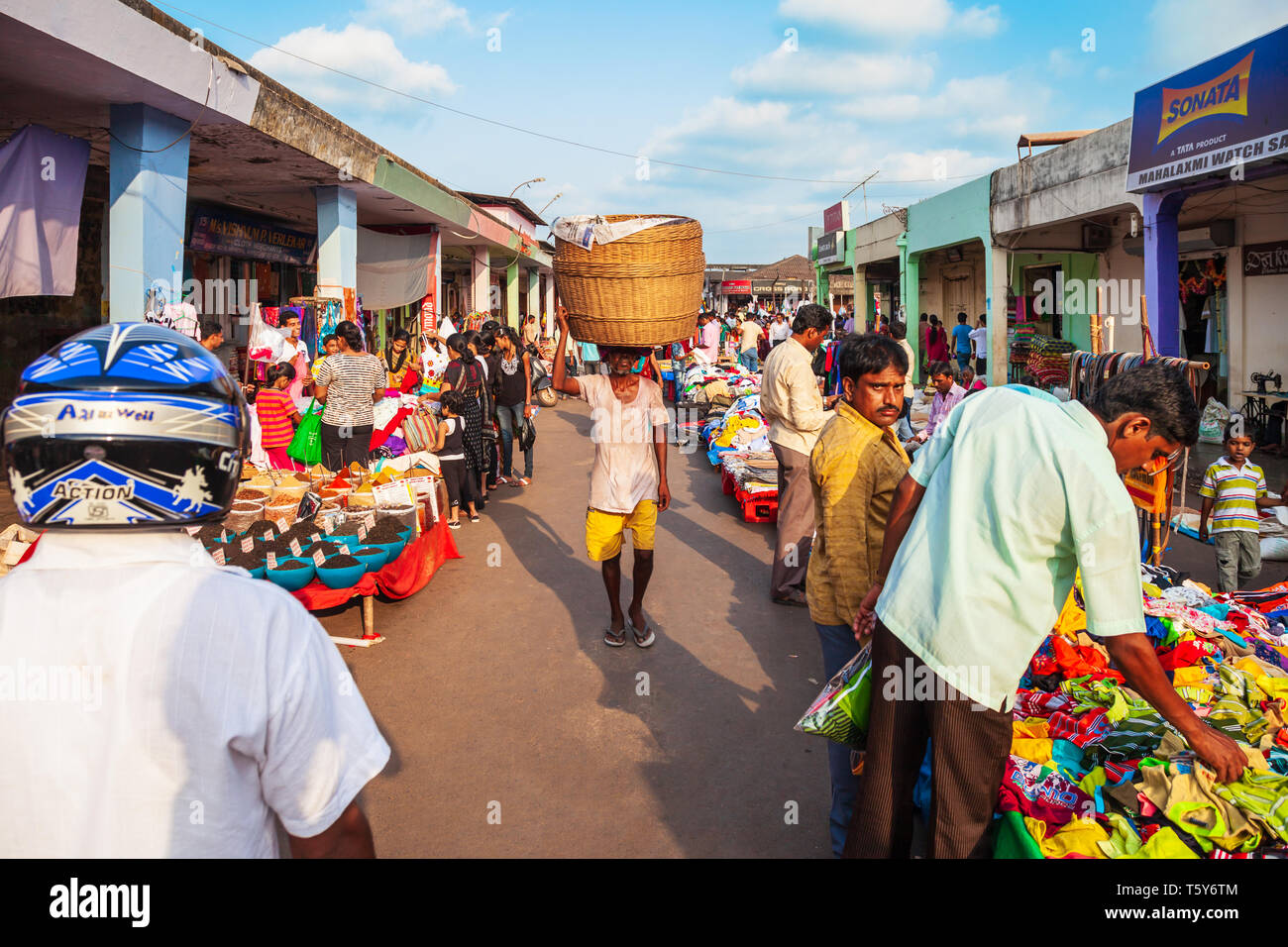 GOA, INDIA - Aprile 06, 2012: abito indiano e tessuto al mercato locale in India Foto Stock