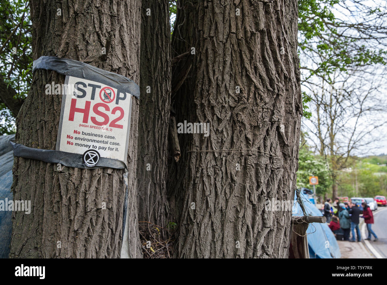 Harefield, UK. Il 27 aprile 2019. Un segno posto da attivisti ambientali da Colne Valley azione si sono riuniti per impedire il taglio degli alberi come parte del lavoro previsto per questo fine settimana per il HS2 progetto. Il Colne Valley è un'area di bellezza naturale e grandi aree di alberi sono stati abbattuti per HS2 nelle ultime settimane. I manifestanti in base alla strada Harvil la tutela della fauna selvatica Camp stanno cercando di impedire un ulteriore distruzione. Credito: Mark Kerrison/Alamy Live News Foto Stock