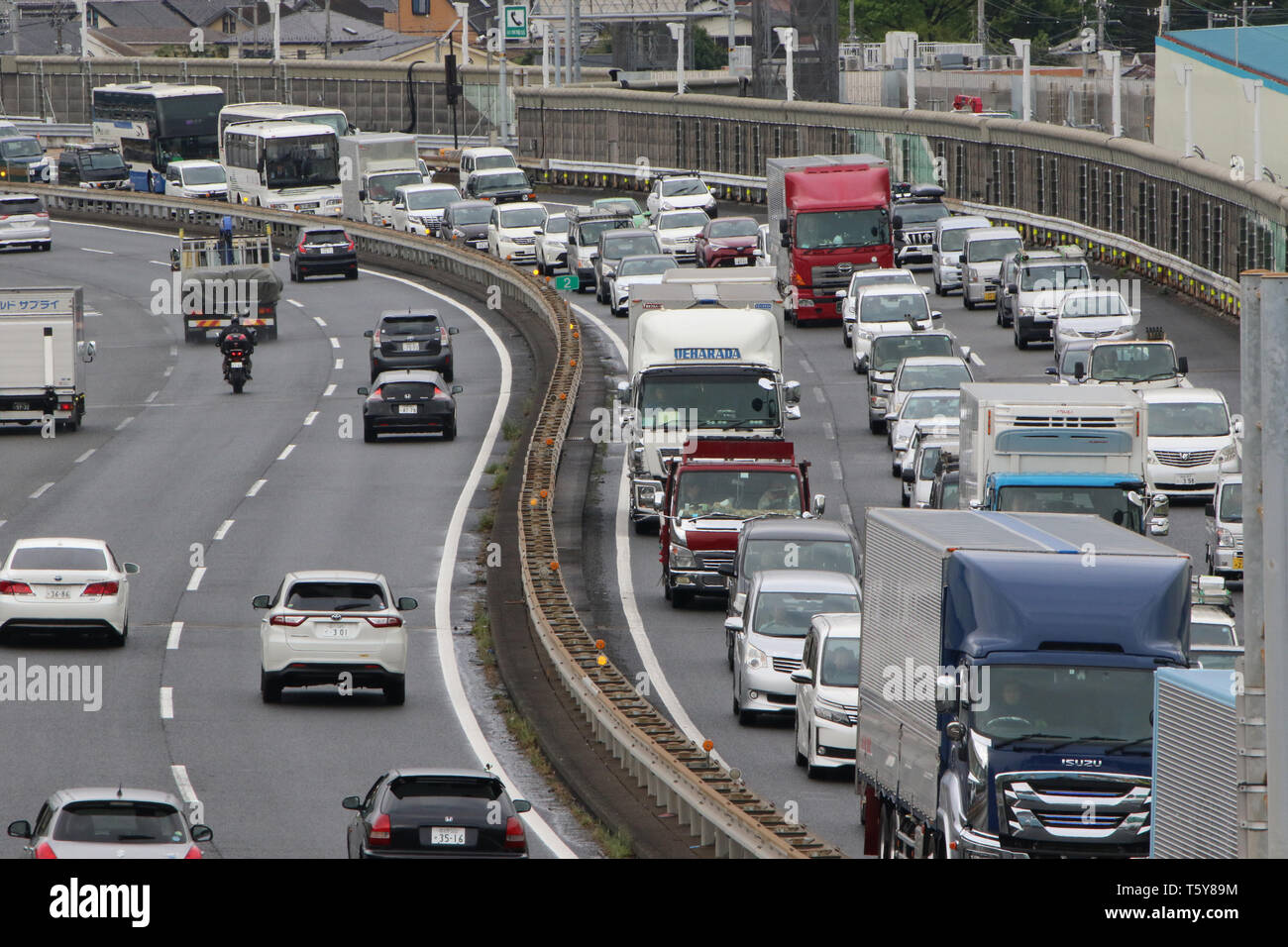 Tokyo, Giappone. 27 apr, 2019. Gli automobilisti sono catturati in un ingorgo lungo una strada a Tokyo il Sabato, 27 aprile 2019. Grandi Stazioni ferroviarie, aeroporti e strade erano affollate di turisti come un 10-Giorno settimana d'oro vacanze iniziata in Giappone. Credito: Yoshio Tsunoda/AFLO/Alamy Live News Credito: Aflo Co. Ltd./Alamy Live News Foto Stock