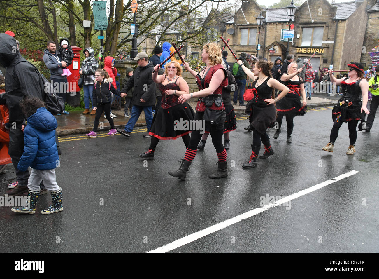 Marsden, vicino a Huddersfield, West Yorkshire, Regno Unito. Il 27 aprile 2019. Regno Unito Meteo. La Marsden cuculo festival si svolge ogni anno in un sabato di aprile, quando il villaggio festeggia l arrivo della primavera. La storia racconta che la gente del posto ha cercato di tenere per sempre a molla mediante la costruzione di una torre intorno al primo cuculo per arrivare, tuttavia ha fatto fuoriuscire prima le ultime pietre sono state previste. Credito: Simon Maycock/Alamy Live News Foto Stock