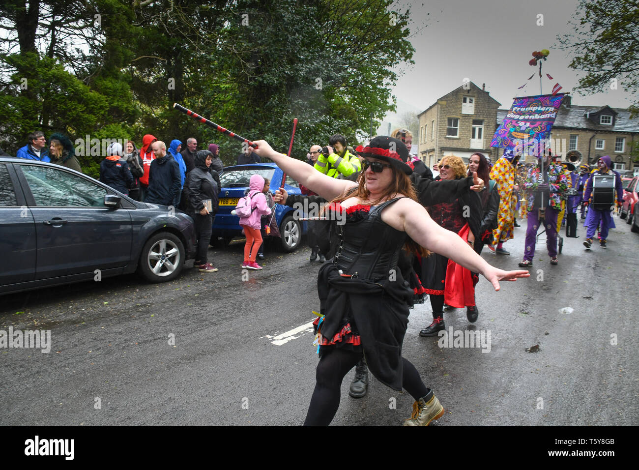 Marsden, vicino a Huddersfield, West Yorkshire, Regno Unito. Il 27 aprile 2019. Regno Unito Meteo. La Marsden cuculo festival si svolge ogni anno in un sabato di aprile, quando il villaggio festeggia l arrivo della primavera. La storia racconta che la gente del posto ha cercato di tenere per sempre a molla mediante la costruzione di una torre intorno al primo cuculo per arrivare, tuttavia ha fatto fuoriuscire prima le ultime pietre sono state previste. Credito: Simon Maycock/Alamy Live News Foto Stock