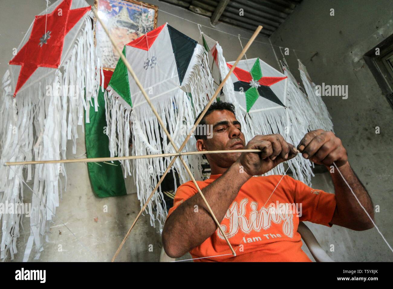 La città di Gaza, Striscia di Gaza, Territori palestinesi. 27 apr, 2019. Aprile 27, 2019 - Deir Al-Balah, Striscia di Gaza, Territori palestinesi - un uomo palestinese utilizza bastoni di legno e carta colorata per rendere aquiloni, a casa sua, a Deir al-Balah, nella parte centrale della striscia di Gaza, Aprile 27, 2019 Credit: Mahmoud Khattab/immagini APA/ZUMA filo/Alamy Live News Foto Stock