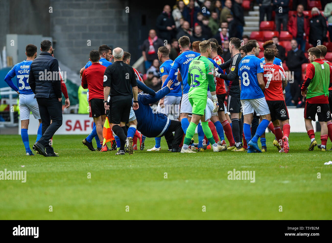 SUNDERLAND, 27 Aprile - temperamenti svasato dopo il fischio finale durante la scommessa del Cielo lega 1 corrispondenza tra Sunderland e Portsmouth presso lo stadio di luce, Sunderland sabato 27 aprile 2019. (Credit: Iam masterizzare | MI News) solo uso editoriale, è richiesta una licenza per uso commerciale. Nessun uso in scommesse, giochi o un singolo giocatore/club/league pubblicazioni. La fotografia può essere utilizzata solo per il giornale e/o rivista scopi editoriali. Credito: MI News & Sport /Alamy Live News Foto Stock