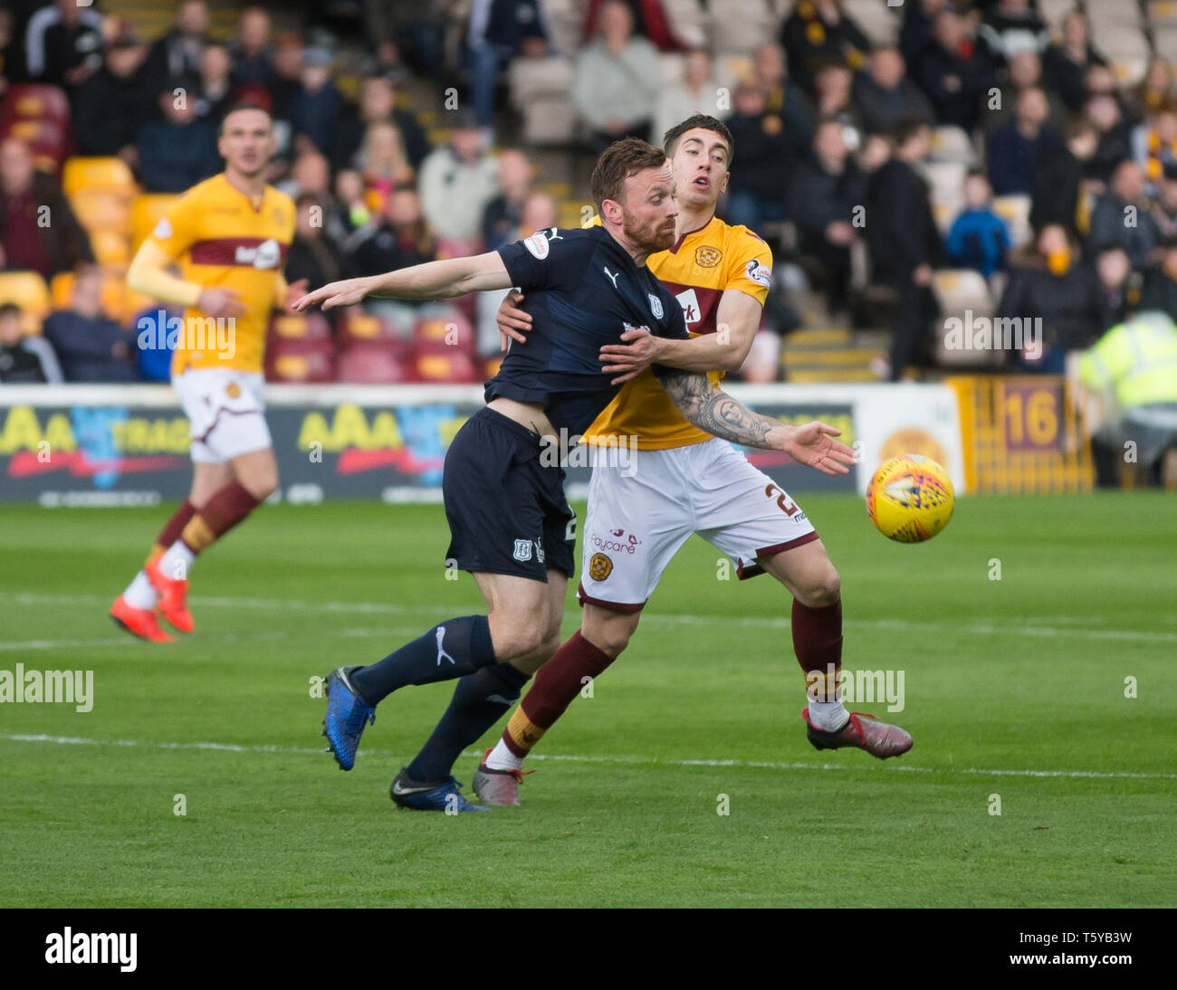 Fir Park, Motherwell, Regno Unito. 27 apr, 2019. Ladbrokes Premiership, Motherwell contro Dundee; Craig Curran di Dundee sfide per la sfera con Alex Gorrin di Motherwell Credito: Azione Sport Plus/Alamy Live News Foto Stock