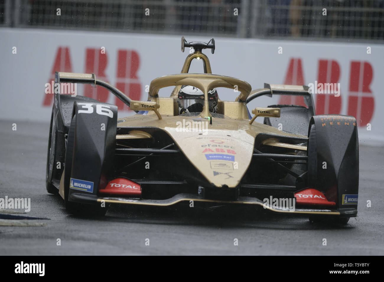 Parigi, Francia. 27 apr, 2019. DS Techeetah Formula e Team DS E-tesa FE 19 pilota tedesco Andre Lotterer in azione durante la gara dell'E-Premio di Parigi per la Formula-e nel campionato del mondo presso il circuito Les Invalides - Paris - France.Robin Frijns Audi e-Tron Virgin Racing vince E-Prix de Paris Formula-E al circuito di Les Invalides - Parigi - Francia Credito: Pierre Stevenin/ZUMA filo/Alamy Live News Foto Stock