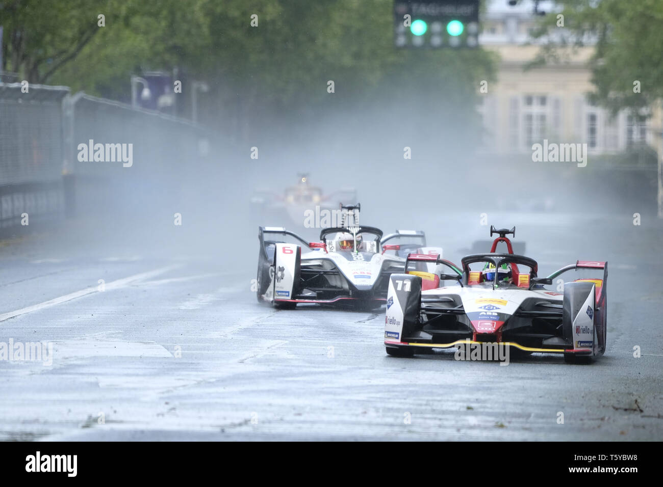 Parigi, Francia. 27 apr, 2019. Audi Sport ABT Schaeffler Audi e-Tron FE05 pilota brasiliano Lucas Di Grassi in azione durante la gara dell'E-Premio di Parigi per la Formula-e nel campionato del mondo presso il circuito Les Invalides - Paris - France.Robin Frijns Audi e-Tron Virgin Racing vince E-Prix de Paris Formula-E al circuito di Les Invalides - Parigi - Francia Credito: Pierre Stevenin/ZUMA filo/Alamy Live News Foto Stock