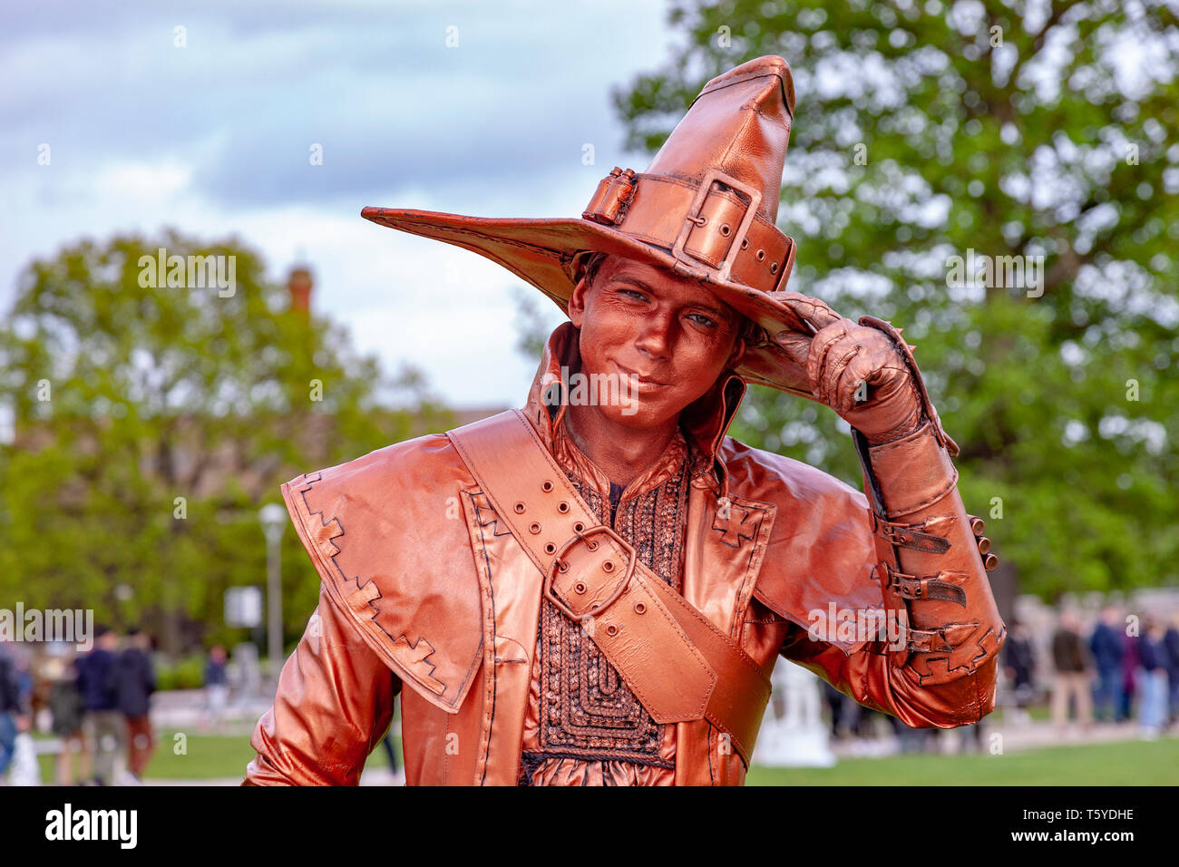 Stratford upon Avon, Warwickshire, 27 aprile 2019. Il Witch Hunter, No10, ucraino. Il primo giorno dell'U.K di seconda statua vivente, concorrenza in Bancroft giardini che si tiene durante il fine settimana, come parte di Shakespeare 455th compleanno un evento unico per la presentazione di alcuni dei migliori artisti provenienti da tutto il mondo, tra cui il World e campioni nazionali. Credito: Keith J Smith./Alamy Live News Foto Stock