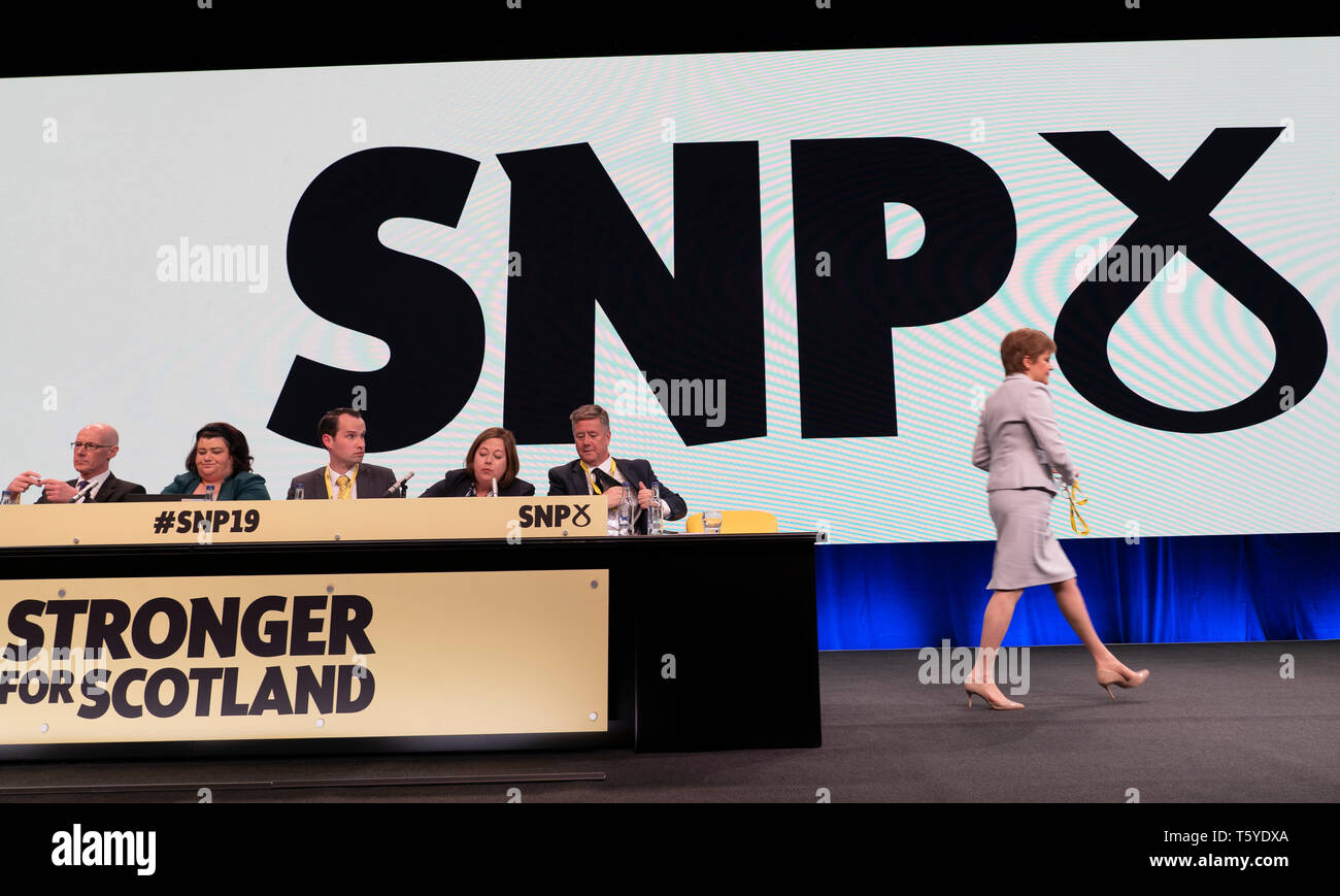 Edimburgo, Scozia, Regno Unito. 27 Aprile, 2019. SNP ( Partito nazionale scozzese) Conferenza di Primavera avviene all'EICC ( Edinburgh International Conference Centre) di Edimburgo. Nella foto; primo Ministro Nicola Storione passeggiate attraverso stage nella parte anteriore del logo SNP Credito: Iain Masterton/Alamy Live News Foto Stock