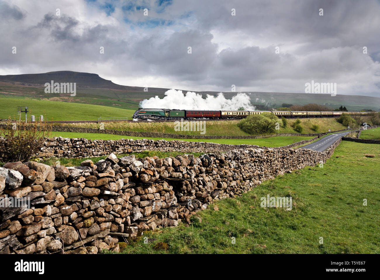 North Yorkshire, Regno Unito. Il 27 aprile 2019. A4 Class snellito locomotiva a vapore "Unione del Sud Africa' cale a York per Carlisle treno speciale sul Settle-Carlisle linea ferroviaria, visto qui a Horton in Ribblesdale nel Yorkshire Dales National Park. Credito: John Bentley/Alamy Live News Foto Stock