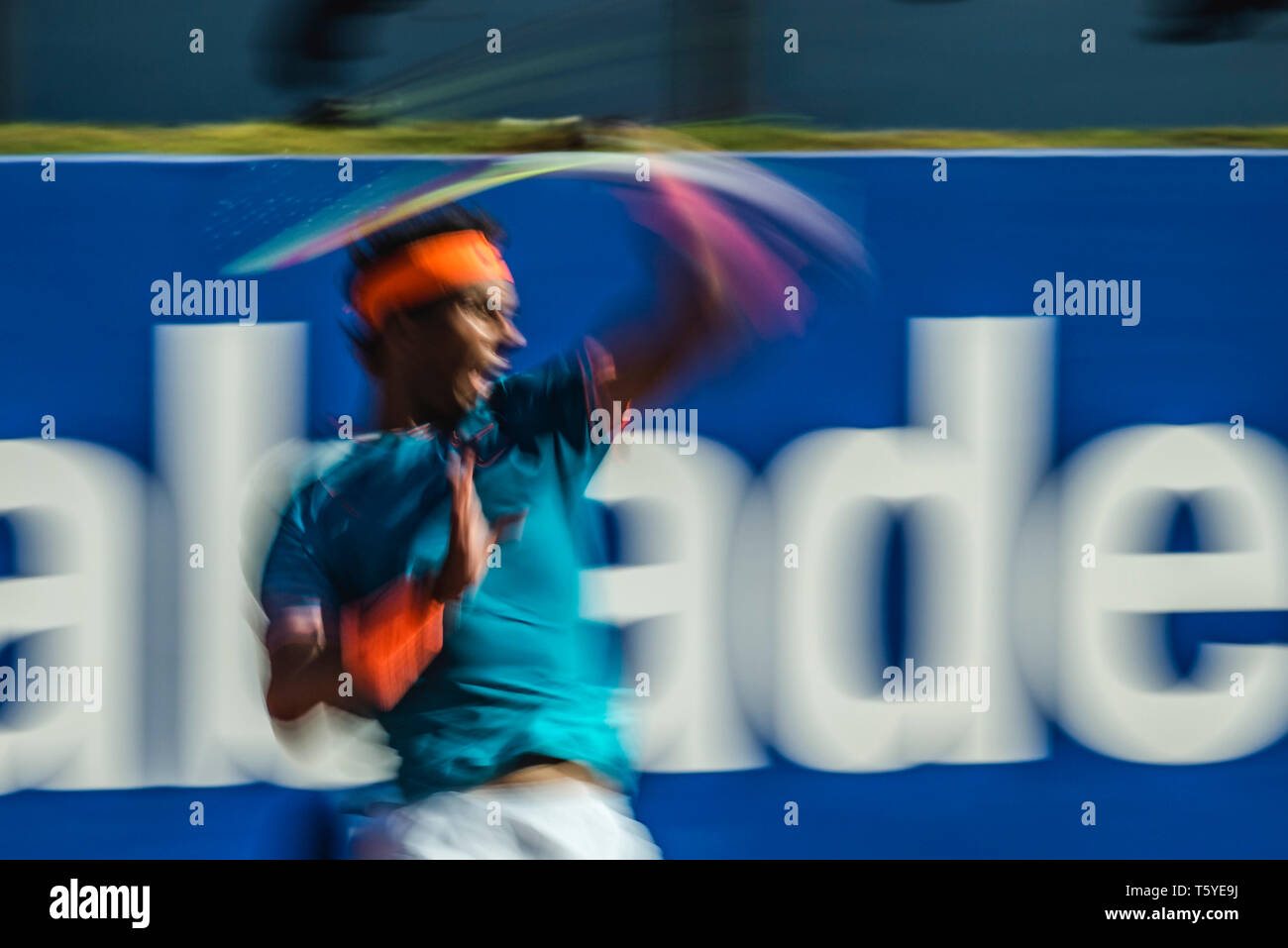 Barcellona, Spagna. 27 apr 2019. RAPHAEL NADAL (ESP) restituisce la palla a Dominic Thiem (AUT) durante il giorno 6 del "Barcelona Open Banc Sabadell' 2019. Thiem sconfitto Nadal 6-4, 6-4 per raggiungere finali Credito: Matthias Oesterle/Alamy Live News Foto Stock