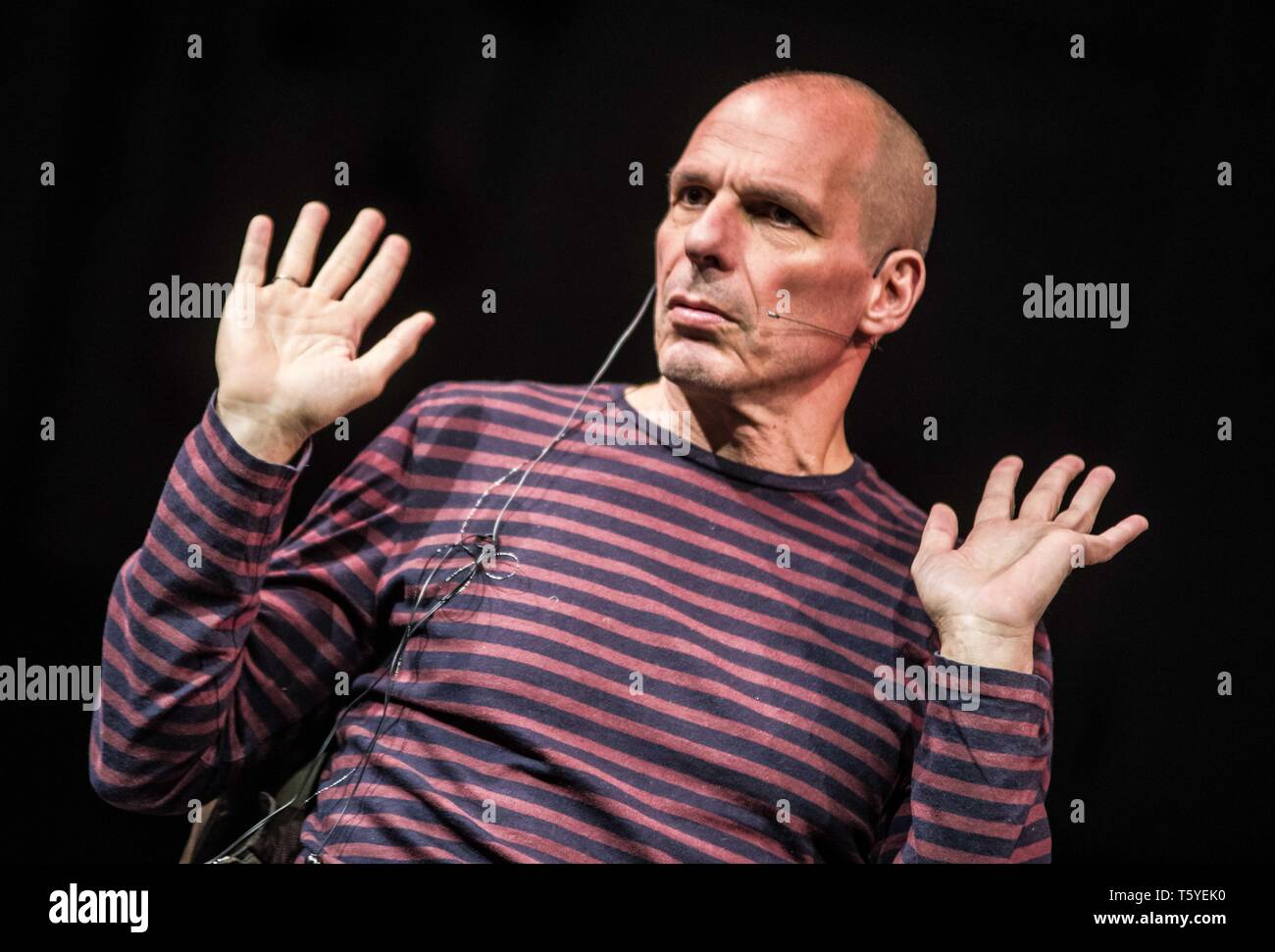 Monaco di Baviera, Germania. 27 apr, 2019. Ex il ministro greco delle finanze e il famoso economista YANIS VAROUFAKIS visitato Monaco di Baviera, Germania mentre sono in giro per il suo DiEM la democrazia in Europa il movimento. Il gruppo DiEM è attualmente di campagna elettorale per le elezioni europee che si terrà dal 23-26 maggio. Tra i molti temi affrontati da Varoufakis, ha discusso Brexit, strategie di lotta contro il populismo e sfide per il futuro della zona euro.Varoufakis è stato il Ministro delle Finanze della Grecia nel 2015 e si è dimesso dopo non essere riuscito a raggiungere un accordo con la Troika sul paese del programma di salvataggio. Nel 2016, lui un Foto Stock