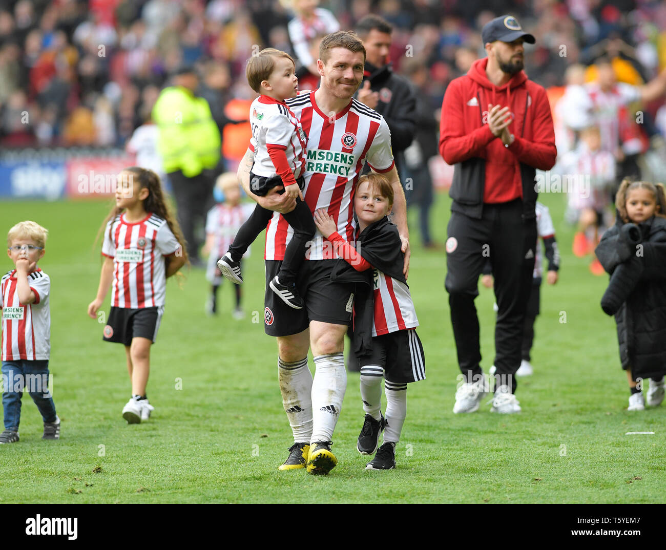 Sheffield, in Inghilterra il 27 aprile. Sheffield Regno John Fleck celebra con i suoi figli la loro vittoria e promozione per il premiership al termine del loro FA campionato partita di calcio tra Sheffield United FC e Ipswich Town FC a Sheffield United Football Ground, Bramall Lane, il 27 aprile Sheffield, in Inghilterra. Foto Stock