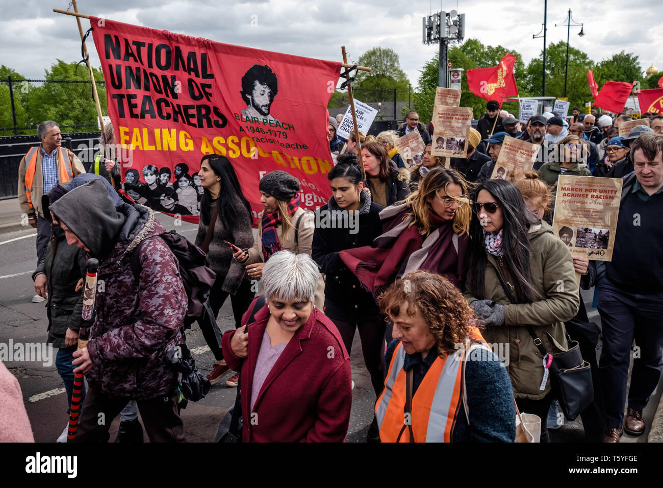 Londra, Regno Unito. Il 27 aprile 2019. Persone marzo a Southall ricordando omicidi di Gurdip Singh Chaggar e Blair Peach, chiamando per l'unità di lotta contro il razzismo. Chaggar, 18 anni, studente, è stato assassinato da razzisti nel giugno 1976 e pesca è stato ucciso da un funzionario di polizia quando la polizia rioted contro i dimostranti e la comunità locale che si oppone a una Fronte Nazionale rally su Aprile 23 1979, 40 anni fa. Peter Marshall / Alamy Live News Credito: Peter Marshall / Alamy Live News Foto Stock