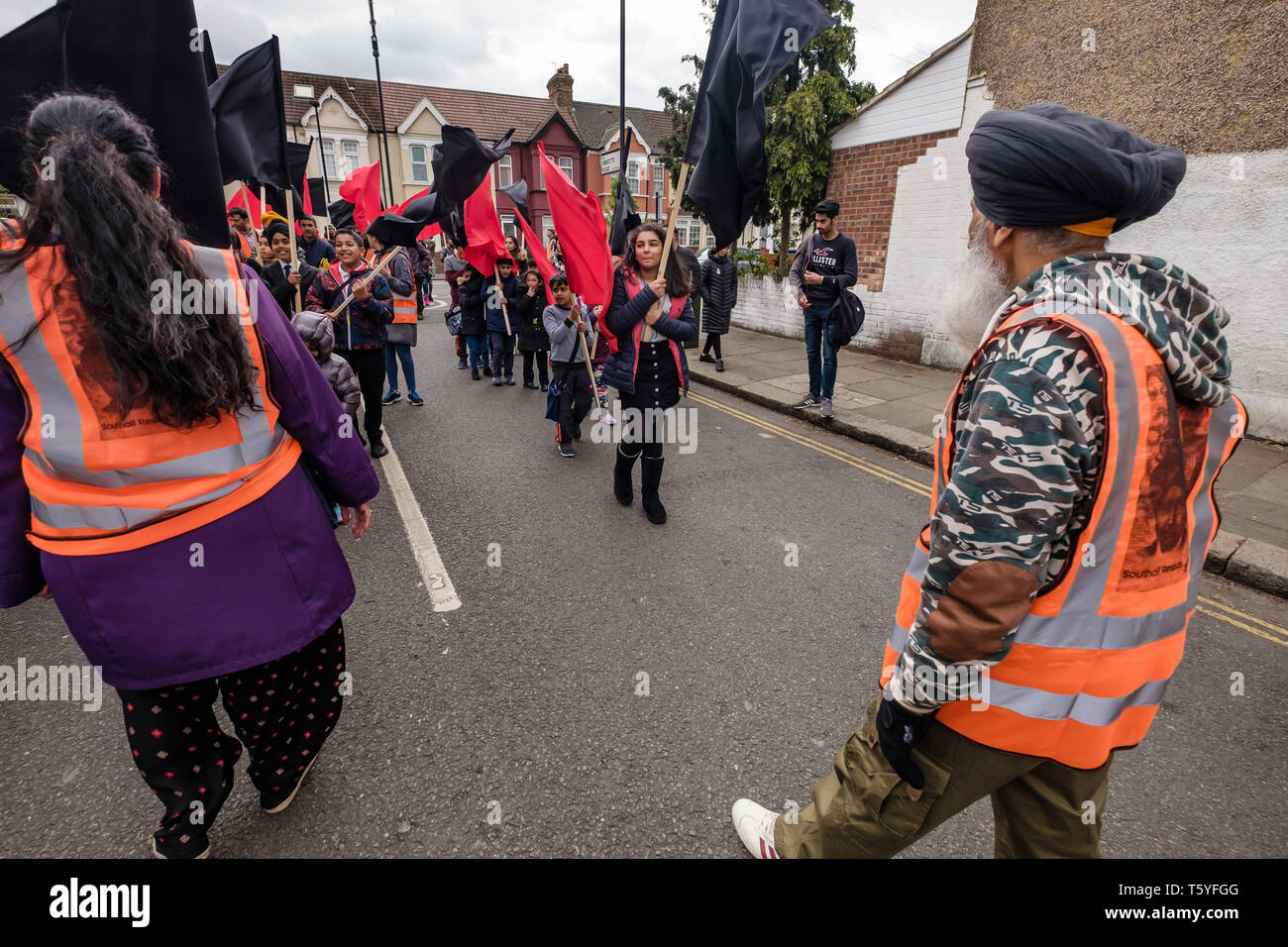 Londra, Regno Unito. Il 27 aprile 2019. Persone marzo a Southall ricordando omicidi di Gurdip Singh Chaggar e Blair Peach, chiamando per l'unità di lotta contro il razzismo. Chaggar, 18 anni, studente, è stato assassinato da razzisti nel giugno 1976 e pesca è stato ucciso da un funzionario di polizia quando la polizia rioted contro i dimostranti e la comunità locale che si oppone a una Fronte Nazionale rally su Aprile 23 1979, 40 anni fa. Peter Marshall / Alamy Live News Credito: Peter Marshall / Alamy Live News Foto Stock