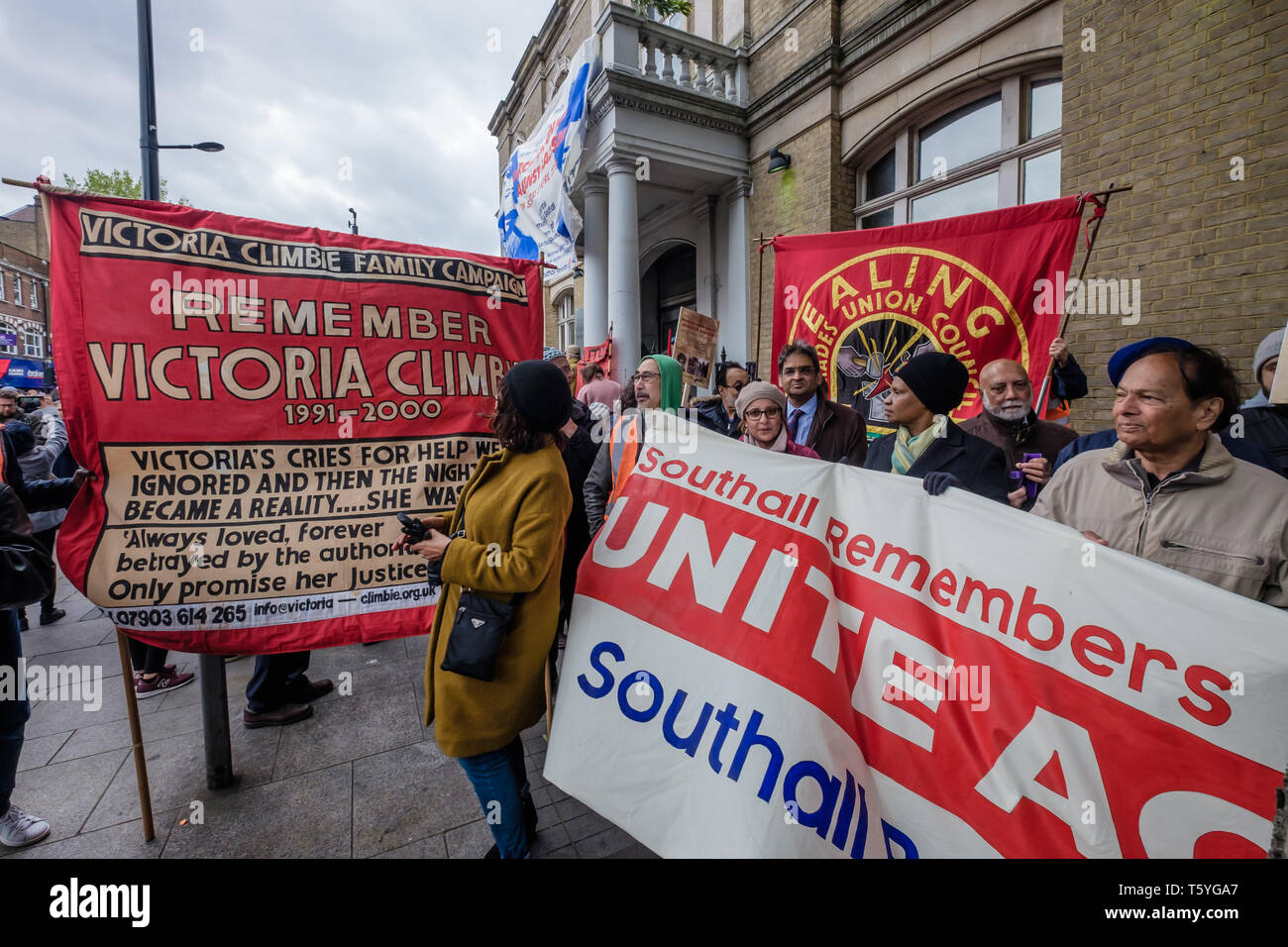 Londra, Regno Unito. Il 27 aprile 2019. Le persone al rally dopo il mese di marzo a Southall ricordando omicidi di Gurdip Singh Chaggar e Blair Peach, chiamando per l'unità di lotta contro il razzismo. Chaggar, 18 anni, studente, è stato assassinato da razzisti nel giugno 1976 e pesca è stato ucciso da un funzionario di polizia quando la polizia rioted contro i dimostranti e la comunità locale che si oppone a una Fronte Nazionale rally su Aprile 23 1979, 40 anni fa. Credito: Peter Marshall / Alamy Live News Foto Stock