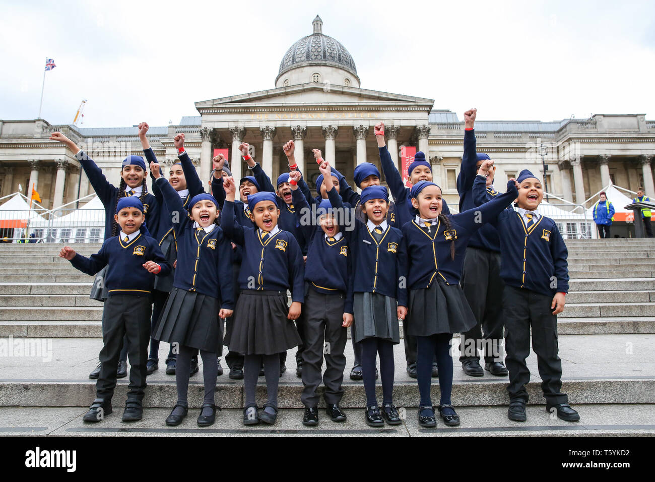 Gli studenti di Atam Academy sono visti a Trafalgar Square durante il festival. Il Vaisakhi Festival è un festival religioso che segna i sikh Anno Nuovo. Quest'anno la celebrazione si è svolta il 14 aprile che commemora l inizio del sikhismo come un collettivo di fede e di Londra celebrazioni sono una opportunità per persone di tutte le comunità, fedi e sfondi per fare esperienza di un festival che viene celebrato da sikh che vivono nella capitale e più di venti milioni di persone in tutto il mondo. Foto Stock