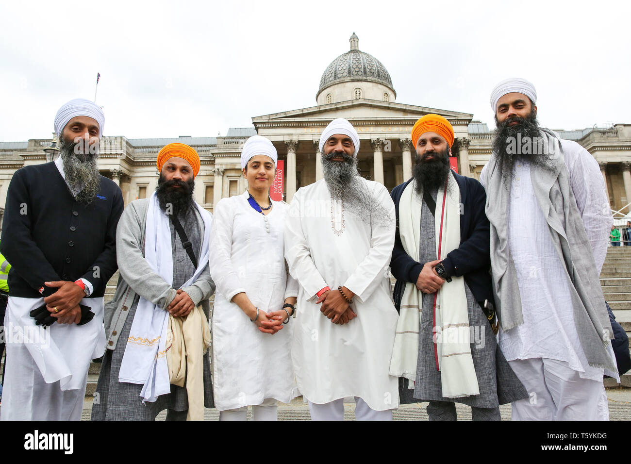 La religione sikh uomo e donna sono visti a Trafalgar Square durante il festival. Il Vaisakhi Festival è un festival religioso che segna i sikh Anno Nuovo. Quest'anno la celebrazione si è svolta il 14 aprile che commemora l inizio del sikhismo come un collettivo di fede e di Londra celebrazioni sono una opportunità per persone di tutte le comunità, fedi e sfondi per fare esperienza di un festival che viene celebrato da sikh che vivono nella capitale e più di venti milioni di persone in tutto il mondo. Foto Stock