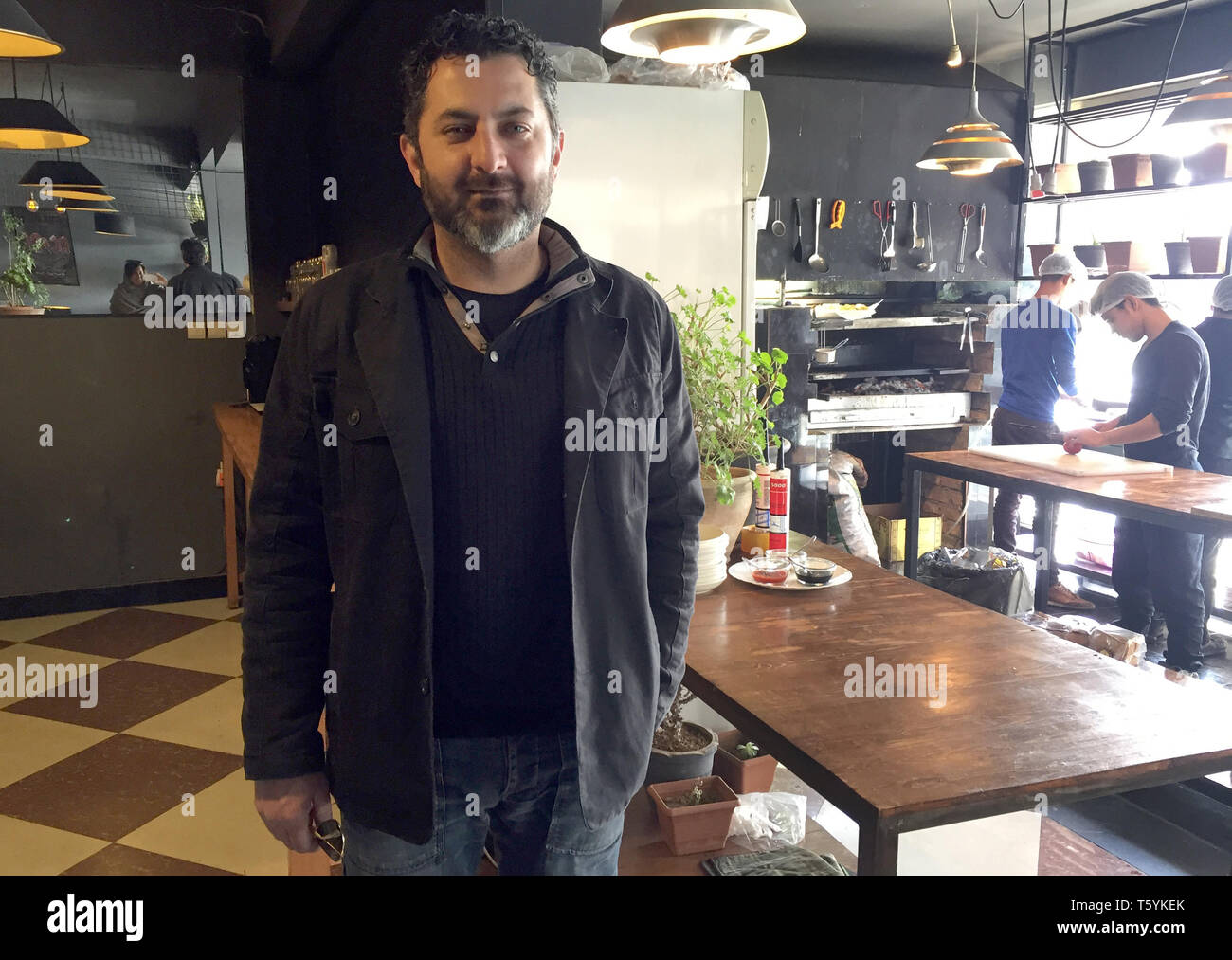 06 marzo 2019, Afghanistan Kabul: il locatore di Kabul Humajun Sadran sta nella sua nuova caffetteria-ristorante Burger Shop nel quartiere Taimani. Sadran è il grande maestro di intrattenimento a Kabul e ha rivoluzionato la vita notturna locale scena con prime feste da ballo per stranieri, più tardi arredate in modo creativo e caffetterie per gli afghani. La nuova caffetteria in scena a Kabul offre ai giovani piccola oasi di luce con Internet - e un rifugio per coloro la cui vita non si adatta più nei modelli tradizionali. (A dpa "Cool Kabul: il primo caffè e la gioventù afgana') Foto: Christine-Felice Röhrs/dpa Foto Stock