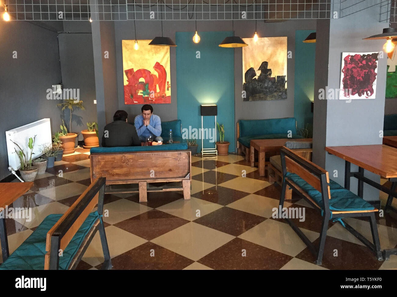 A Kabul, Afghanistan. 06 Mar, 2019. La caffetteria-ristorante Burger Shop nel quartiere Taimani. La nuova caffetteria in scena a Kabul offre ai giovani piccola oasi di luce con Internet - e un rifugio per coloro la cui vita non si adatta più nei modelli tradizionali. (A dpa "Cool Kabul: il primo caffè e la gioventù afgana') Credito: Christine-Felice Röhrs/dpa/Alamy Live News Foto Stock