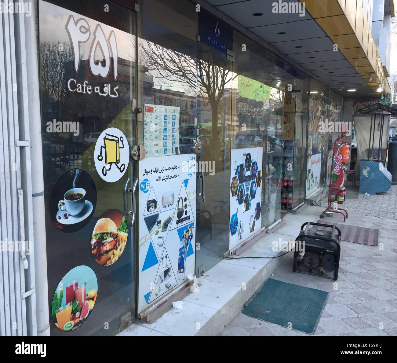 A Kabul, Afghanistan. 06 Mar, 2019. Vista esterna del Cafe 451 nella parte ovest della città. Gli studenti hanno creato questo luogo per offrire rifugio ai giovani per conversazioni, gruppi di apprendimento o di nuove amicizie. Nell'451 vi è il tè, libri, una lavagna di sughero per messaggi agli amici - o cari. Qui e in altre caffetterie boys sedersi accanto alle ragazze senza essere sposati - non solo nelle province abbastanza spesso motivo di indignazione. (A dpa "Cool Kabul: il primo caffè e la gioventù afgana') Credito: Christine-Felice Röhrs/dpa/Alamy Live News Foto Stock