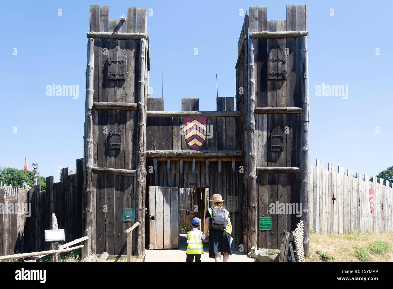 Cancello di ingresso al Castello di Mountfitchet, Stansted Mountfitchet, Essex, Inghilterra, Regno Unito Foto Stock
