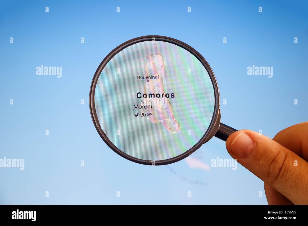 Moroni, Comore. Mappa politico. Visualizzazione della città concetto illustrativa sullo schermo attraverso la lente di ingrandimento in mano. Foto Stock