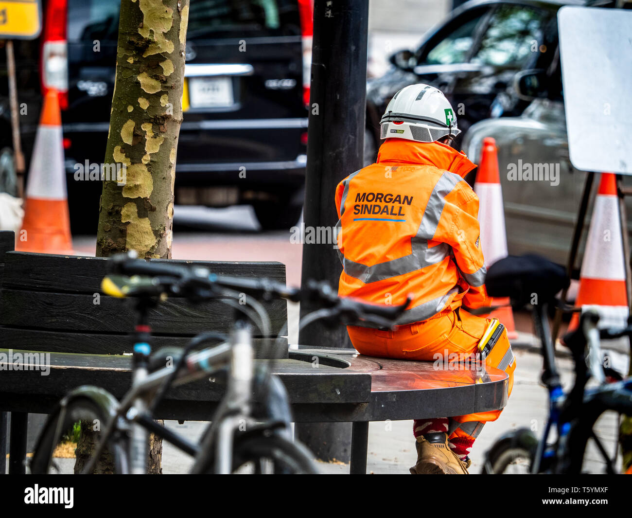 Morgan Sindall lavoratore edile prendendo una pausa nel centro di Londra Foto Stock