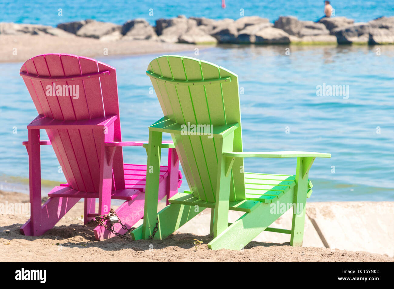 Due luminose terrazze colorate o sedie da spiaggia di Kew balmy spiaggia che si affaccia sul lago Ontario a Toronto Est, Canada Foto Stock