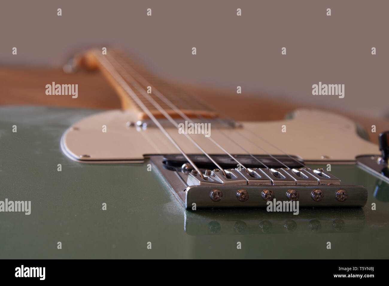 Chitarra elettrica in close up con il fuoco selettivo Foto Stock