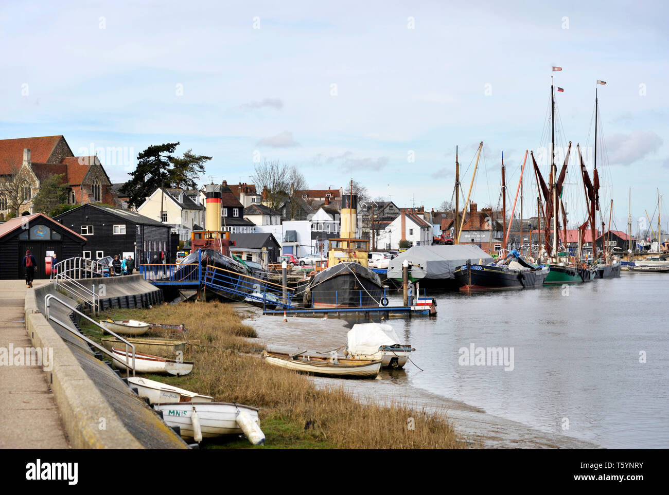 Barche ormeggiate presso town quay Maldon Essex Inghilterra Foto Stock