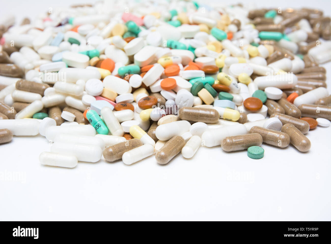 Una grande quantità di farmaci - farmaco in pillole, capsule e forma di compressa Foto Stock