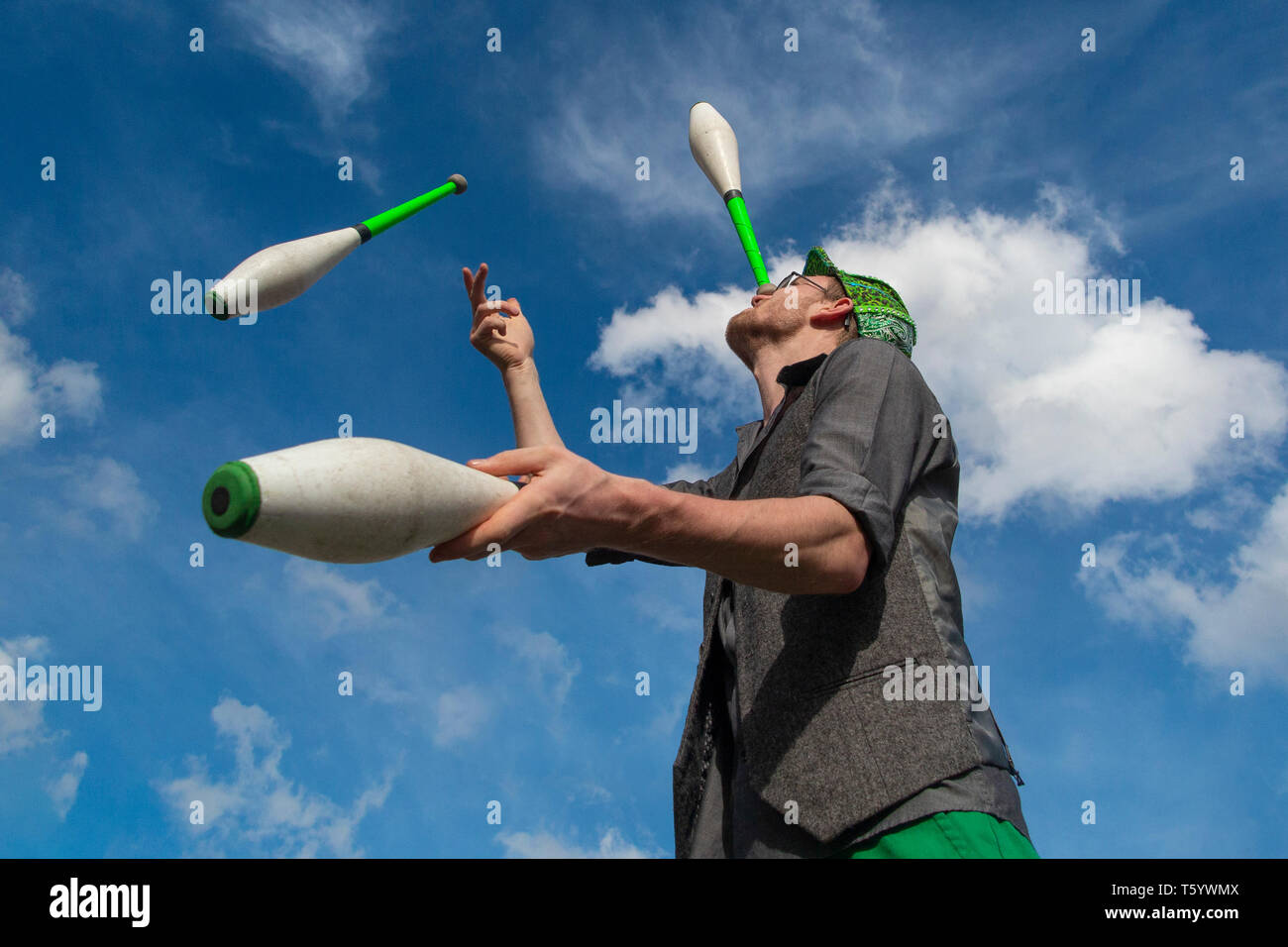 Un esperto giocoliere alla cerimonia di chiusura della ribellione di estinzione dimostrazione il 25 aprile 2019 a Speaker's Corner, Marble Arch, Londra Foto Stock