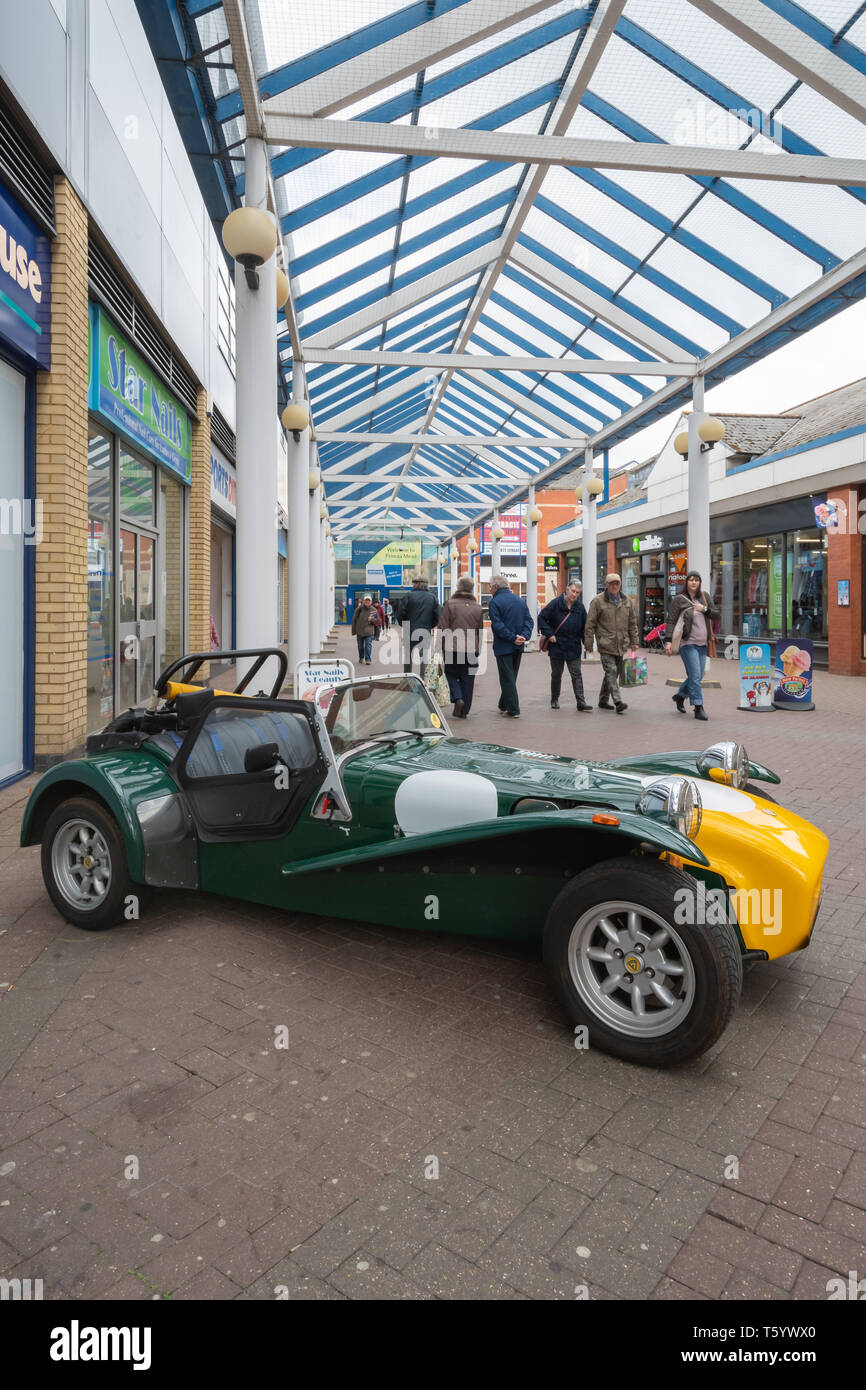 Auto sportiva sul display nel centro della città durante il Farnborough Classic Car Show, aprile 2019, Hampshire, Regno Unito Foto Stock