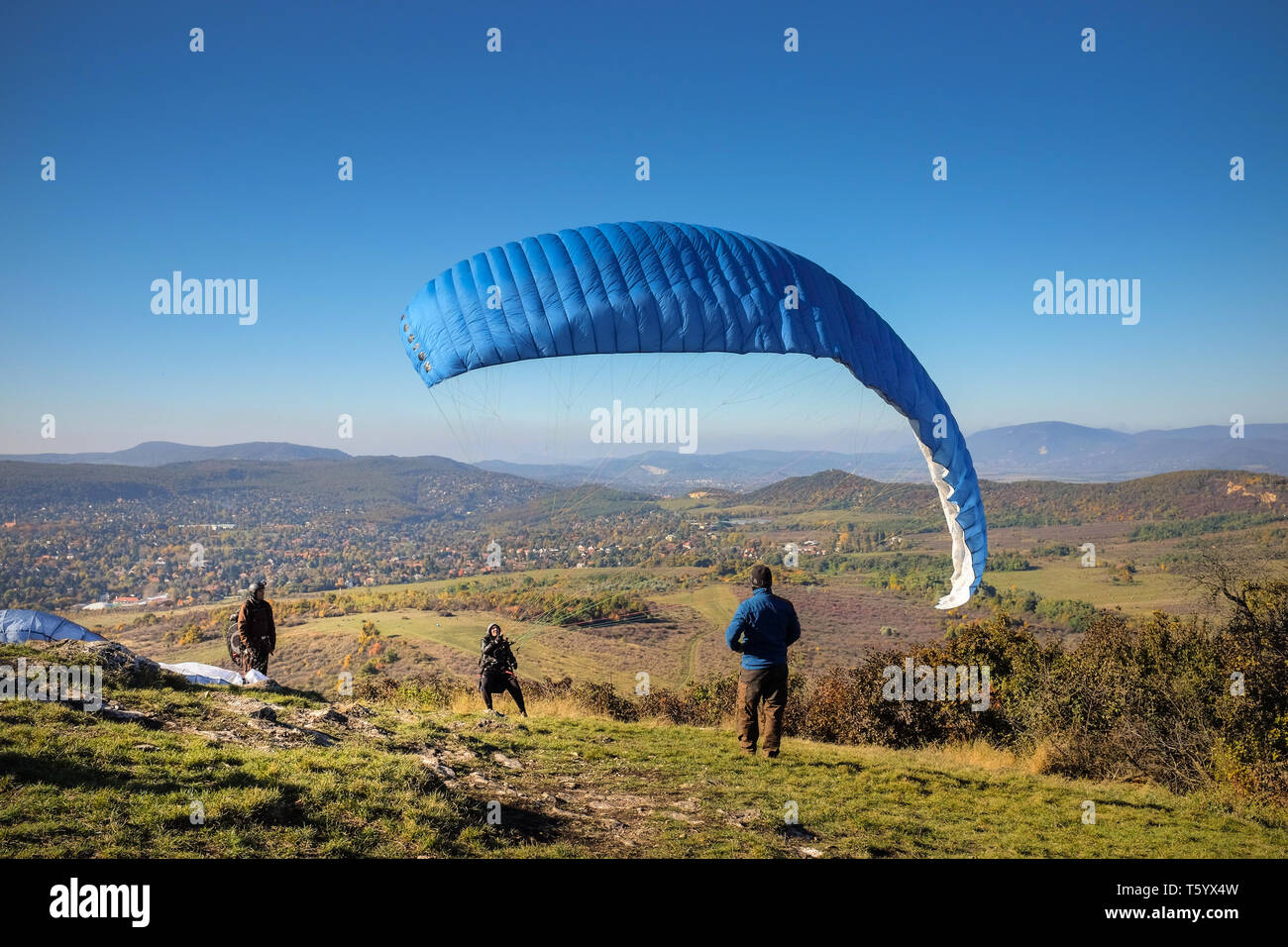 Parapendio a partire dall'Hármashatár-hegy, Budapest Foto Stock